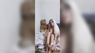 Chica otaku se masturba con un peine!