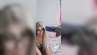 Chica otaku se masturba con un peine!