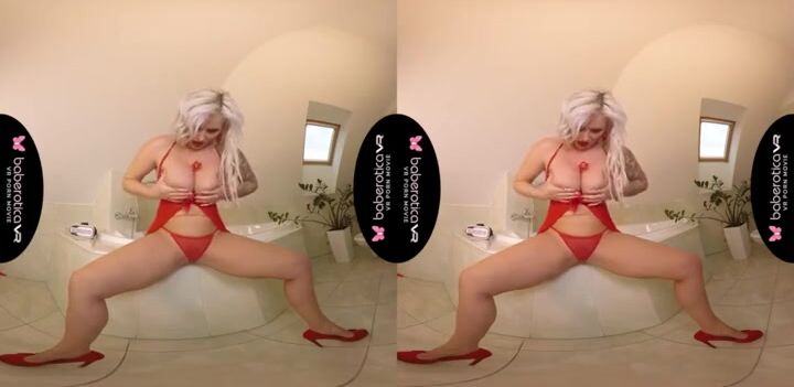 Jarushka Ross Enjoys a Sensational Solo Experience with a Glass in VR