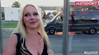 Blonde Beauty Jessy Key Gets Wild in the Backseat - A Must-See Adventure!