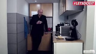 Curvy Office Temptation: Lilli Vanilli's Steamy Encounter at Work - LETSDOEIT