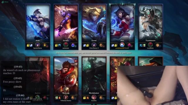 Gamer Girl NerdyLuna98 Gets Playful While Streaming League of Legends!
