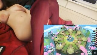 Watch NerdyLuna98 Experience an Intense Gaming Moment with a Shaking Orgasm!