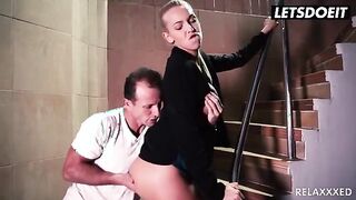 Karol Lilien's Poolside Adventure: Enjoying a Steamy Encounter in Missionary Style - LETSDOEIT