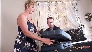 Stepmom's Wild Encounter: Busty Mrs. Molly Pleasures Her Stepson!