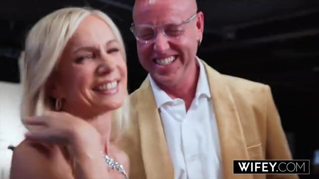 Blonde MILF Bella Bare Enjoys an Unforgettable Experience with Two Enthusiastic Partners While Her Supportive Husband Cheers!
