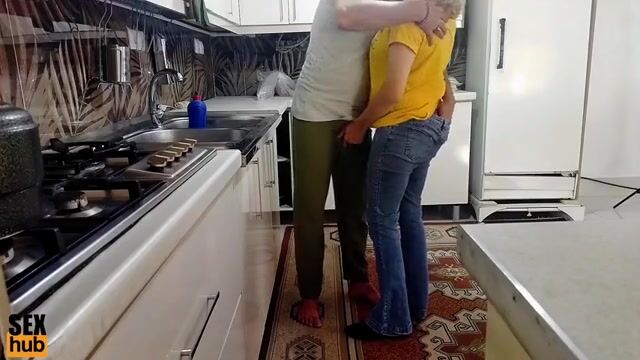 Unexpected Moments in the Kitchen: A Surprising Encounter!