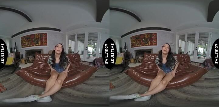 Intimate VR Experience - Petite Sarah Lace Showcases Her Skills in POV Action with Ryan Driller