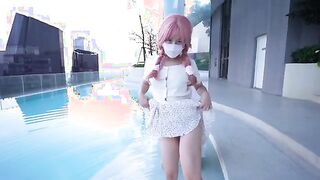 Girlfriend who is nasty, lewd water flowing in the pool, a big slut who owes a lot of sex